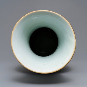 A Chinese famille rose two-sided design vase, 19/20th C. — photo 5