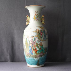 A Chinese famille rose two-sided design vase, 19/20th C. — photo 11