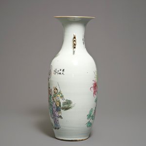 A Chinese famille rose two-sided design vase, 19/20th C. — photo 4