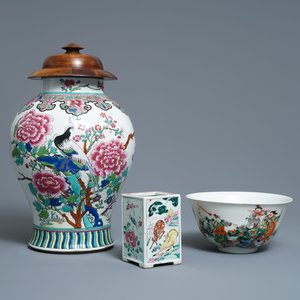 A Chinese famille rose vase, a brush pot and a famille verte bowl, 19th C. — photo 1