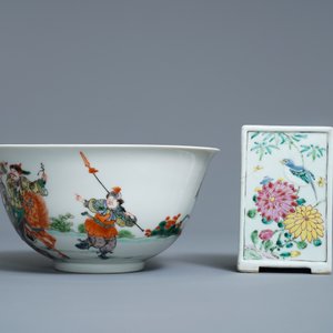 A Chinese famille rose vase, a brush pot and a famille verte bowl, 19th C. — photo 11