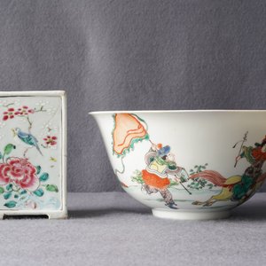 A Chinese famille rose vase, a brush pot and a famille verte bowl, 19th C. — photo 15
