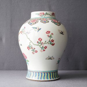 A Chinese famille rose vase, a brush pot and a famille verte bowl, 19th C. — photo 22