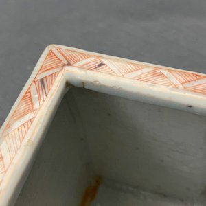 A Chinese famille rose vase, a brush pot and a famille verte bowl, 19th C. — photo 31