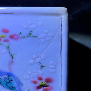 A Chinese famille rose vase, a brush pot and a famille verte bowl, 19th C. — photo 36