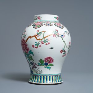 A Chinese famille rose vase, a brush pot and a famille verte bowl, 19th C. — photo 5