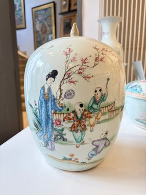 A Chinese famille rose vase, a covered jar and a jardiniere with stand, 19/20th C. — foto 1