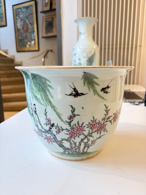 A Chinese famille rose vase, a covered jar and a jardiniere with stand, 19/20th C. — foto 15