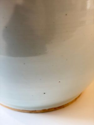 A Chinese famille rose vase, a covered jar and a jardiniere with stand, 19/20th C. — foto 19