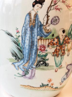 A Chinese famille rose vase, a covered jar and a jardiniere with stand, 19/20th C. — foto 3