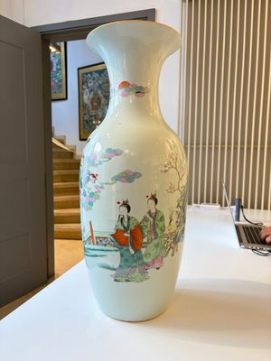A Chinese famille rose vase, a covered jar and a jardiniere with stand, 19/20th C. — foto 35