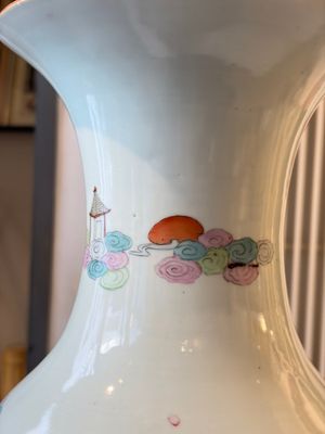 A Chinese famille rose vase, a covered jar and a jardiniere with stand, 19/20th C. — foto 36