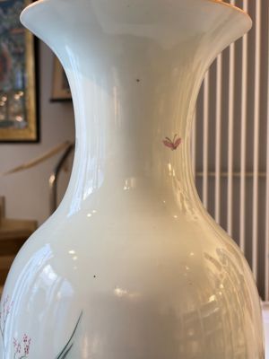 A Chinese famille rose vase, a covered jar and a jardiniere with stand, 19/20th C. — foto 40