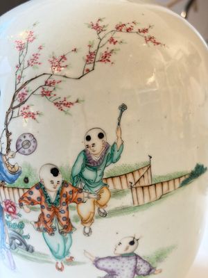 A Chinese famille rose vase, a covered jar and a jardiniere with stand, 19/20th C. — foto 4