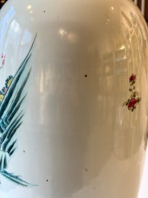 A Chinese famille rose vase, a covered jar and a jardiniere with stand, 19/20th C. — foto 41