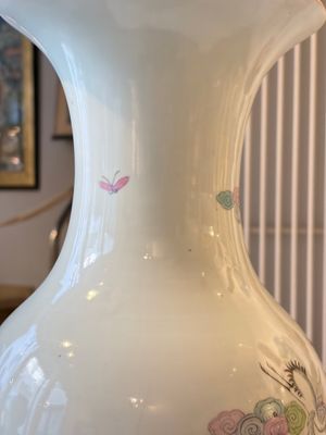 A Chinese famille rose vase, a covered jar and a jardiniere with stand, 19/20th C. — foto 43