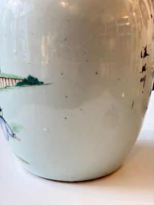 A Chinese famille rose vase, a covered jar and a jardiniere with stand, 19/20th C. — foto 6