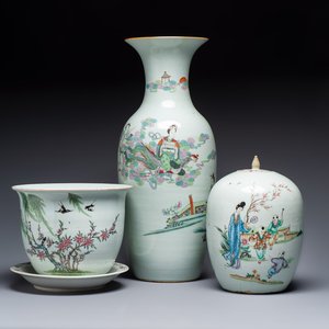 A Chinese famille rose vase, a covered jar and a jardiniere with stand, 19/20th C. — foto 1