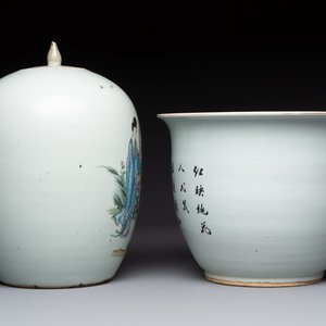 A Chinese famille rose vase, a covered jar and a jardiniere with stand, 19/20th C. — foto 12
