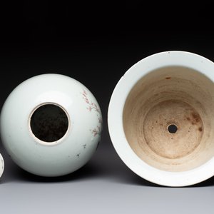 A Chinese famille rose vase, a covered jar and a jardiniere with stand, 19/20th C. — foto 13