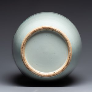 A Chinese famille rose vase, a covered jar and a jardiniere with stand, 19/20th C. — foto 7