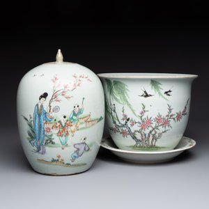 A Chinese famille rose vase, a covered jar and a jardiniere with stand, 19/20th C. — foto 8