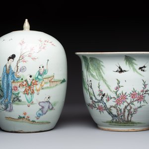 A Chinese famille rose vase, a covered jar and a jardiniere with stand, 19/20th C. — foto 9