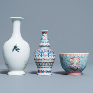 A Chinese famille rose vase, a 'dragon' bowl and a wucai vase, Republic — 照片 4