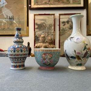 A Chinese famille rose vase, a 'dragon' bowl and a wucai vase, Republic — 照片 8