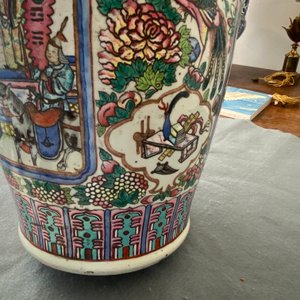 A Chinese famille rose vase and a blue and white celadon-ground vase, 19th C. — photo 29