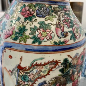 A Chinese famille rose vase and a blue and white celadon-ground vase, 19th C. — photo 45