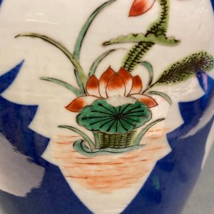 A Chinese famille rose vase and a famille verte powder blue-ground vase, 19th C. — 照片 8