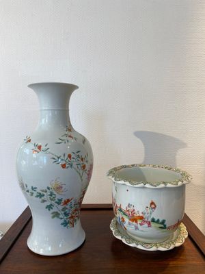 A Chinese famille rose vase and a jardinière on stand, Hongxian and Qianlong mark, Republic — 照片 3