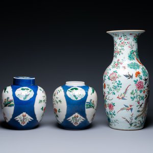 A Chinese famille rose vase and a pair of famille verte powder blue-ground jars, 19th C. — 照片 3