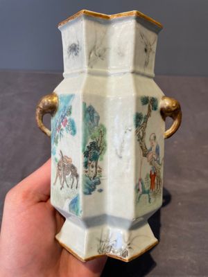 A Chinese famille rose vase and a plate, Qianlong mark, 20th C. — 照片 1