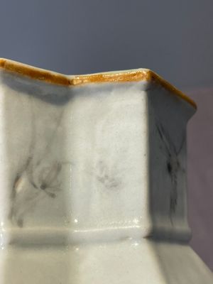 A Chinese famille rose vase and a plate, Qianlong mark, 20th C. — 照片 11