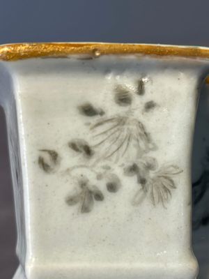 A Chinese famille rose vase and a plate, Qianlong mark, 20th C. — 照片 13