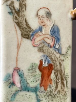 A Chinese famille rose vase and a plate, Qianlong mark, 20th C. — 照片 17