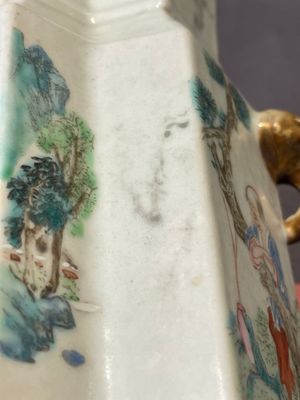 A Chinese famille rose vase and a plate, Qianlong mark, 20th C. — 照片 18