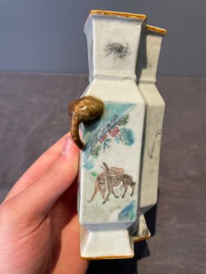 A Chinese famille rose vase and a plate, Qianlong mark, 20th C. — 照片 2