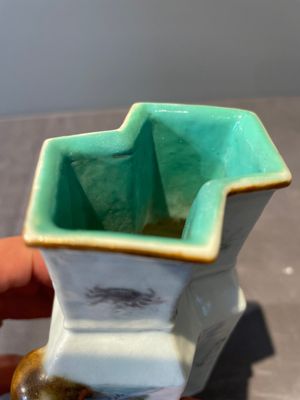 A Chinese famille rose vase and a plate, Qianlong mark, 20th C. — 照片 29