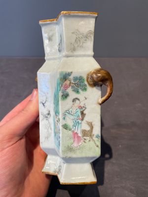 A Chinese famille rose vase and a plate, Qianlong mark, 20th C. — 照片 3