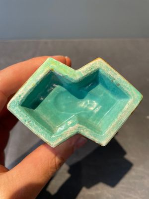 A Chinese famille rose vase and a plate, Qianlong mark, 20th C. — 照片 31