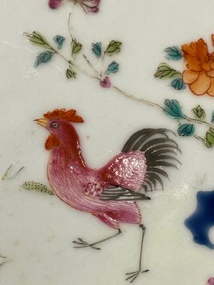 A Chinese famille rose vase and a plate, Qianlong mark, 20th C. — 照片 37