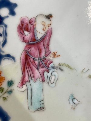 A Chinese famille rose vase and a plate, Qianlong mark, 20th C. — 照片 40