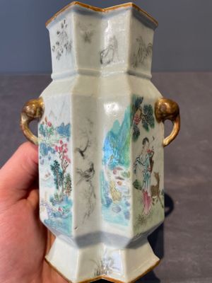 A Chinese famille rose vase and a plate, Qianlong mark, 20th C. — 照片 4