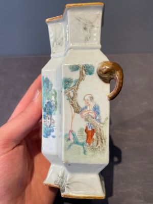 A Chinese famille rose vase and a plate, Qianlong mark, 20th C. — 照片 6