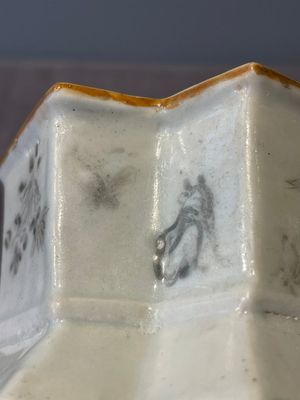 A Chinese famille rose vase and a plate, Qianlong mark, 20th C. — 照片 7