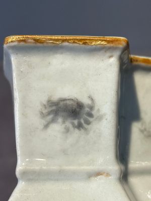 A Chinese famille rose vase and a plate, Qianlong mark, 20th C. — 照片 9