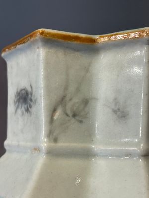 A Chinese famille rose vase and a plate, Qianlong mark, 20th C. — 照片 10